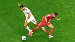 Rodri luchando el bal�n con Bruno Fernandes