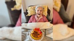 Dolores Gonz�lez, con la tarta de su 108 cumplea�os