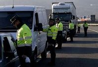 Imagen de un control de alcoholemia realizado por la Guardia Civil de Tr�fico en la A-52