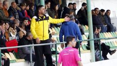 Julio Castro, en un partido en O �rbol al frente del Valadouro, en el 2018.