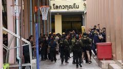 Un grupo de polic�as, en el exterior de la escuela tailandesa donde tuvo lugar un tiroteo