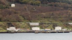 Vista de los muelles de O Visp�n, con los dep�sitos de combustible, en la Estaci�n Naval de A Gra�a.