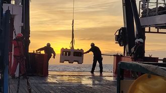 Instalacin de los sismgrafos desde el buque oceanogrfico Sarmiento de Gamboa