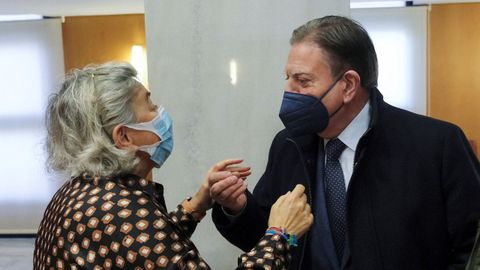 El alcalde de Oviedo, Alfredo Canteli, bromea con la alcaldesa de Gijn, Ana Gonzlez 