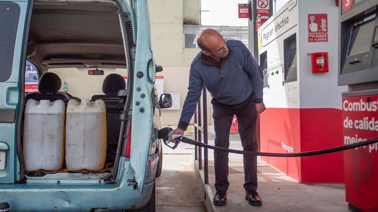 Acopio de carburante en las gasolineras ante la galopada de los precios: «Enchín o tanque, levo tamén gasoil en garrafas e pouco me parece»