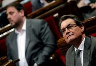 Junqueras y Mas, el pasado d�a 13, en el Parlamento catal�n tras aprobar la resoluci�n del PSC que insta a la Generalitat a dialogar con el Gobierno central para celebrar una consulta de autodeterminaci�n.