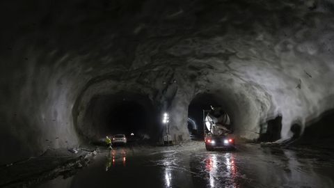 Obras de los tneles del tren al puerto exterior, en la imagen la caverna en la que se juntan los pasadizos