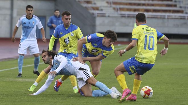 Charly marc el primer gol del Compos