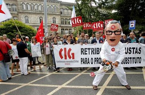 Los profesores interinos y sustitutos protestaron ayer por la reducci�n de docentes.