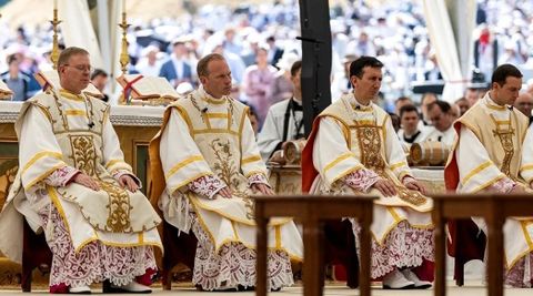 Los cuatro obispos excomulgados por el papa