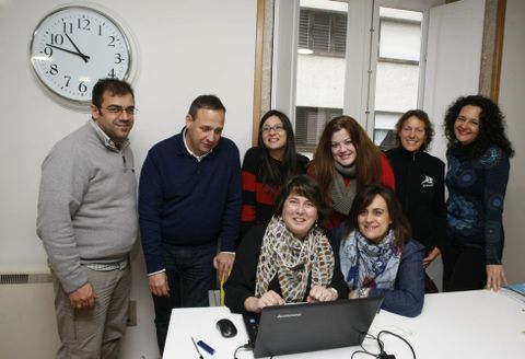 <span lang= es-es >Muchos y variados</span>. Marcos tiene una empresa de Internet, Carlos y su compa�era son los responsables de Culturalia, Bibiana (segunda por la derecha) tiene una empresa n�utica y Raquel (derecha) es coach. Todos ellos colaboran en el coworking que dirigen Raquel, Susana y Ana. 