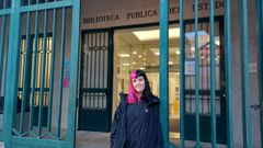Alba Alcaide, a las puertas de la biblioteca de Pontevedra donde realiz� las ilustraciones del primer volumen de �Hermanas Kawai�