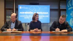 Los presidentes de Sogama y Serra do Barbanza, Javier Dom�nguez y Pablo Lago, firmaron el convenio ante la mirada de la conselleira �ngeles V�zquez.
