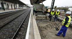<span lang= es-es >Comienzan los trabajos</span>. Los operarios empezaron a trabajar ayer en los huecos necesarios para la instalaci�n de dos ascensores, para los que tendr�n que perforar los andenes en cinco metros y conectarlos con el pasillo existente de las escaleras.  