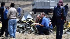 Familiares de las v�ctimas depositan flores donde se estrell� el avi�n et�ope