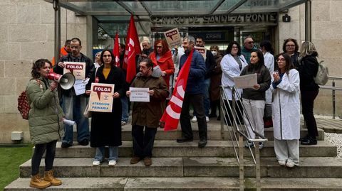Concentraci�n ante el centro de salud de A Ponte en Ourense.