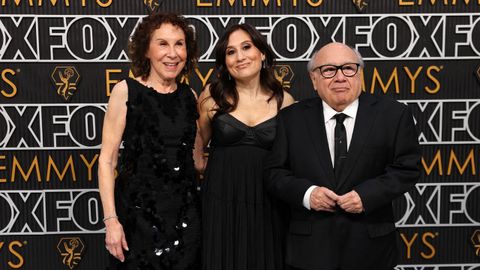 Rhea Perlman, Lucy DeVito y Danny DeVito