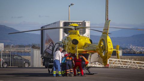 Foto de archivo del helic�ptero del 061 en una intervenci�n anterior en A Pobra.