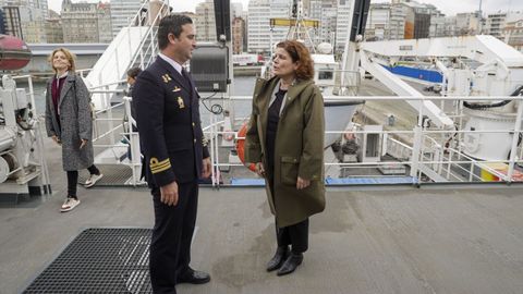 La subdelegada del Gobierno, María Rivas, durante la visita al buque Intermares
