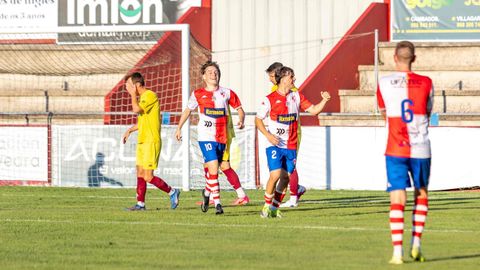 Xandre (dorsal n�mero 2), celebrando con sus compa�eros su gol de semichilena lateral con el que abri� la goleada al Pontevedra C.F.