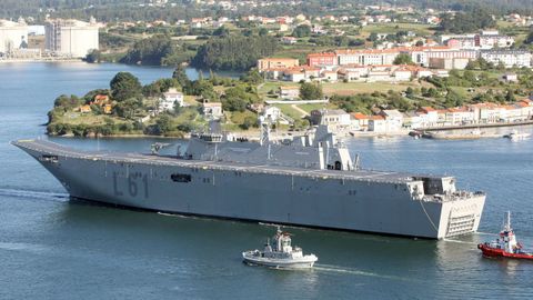 El Juan Carlos I entrando en la ra de Ferrol tras unas pruebas de mar.
