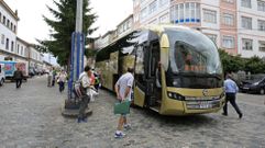 Fotograf�a de archivo de un trasbordo de viajeros de Renfe por carretera en la estaci�n de Monforte
