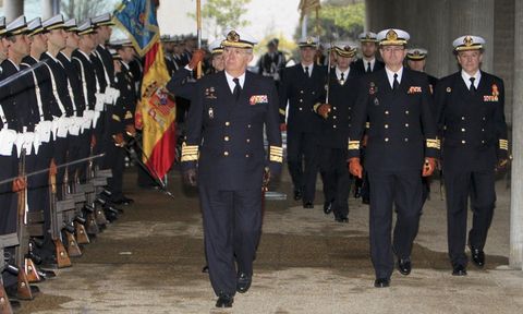 El Ajema, Jaime Mu�oz-Delgado, pasando revista ayer en la Escuela de Especialidades. 