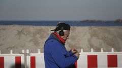 Imagen de archivo de un hombre con auriculares.