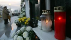 Flores y velas en un cementerio de A Mari�a, en imagen de archivo