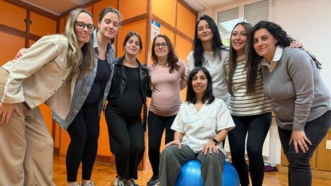 La matrona Antía González, con el grupo de preparación al parto de Celanova.