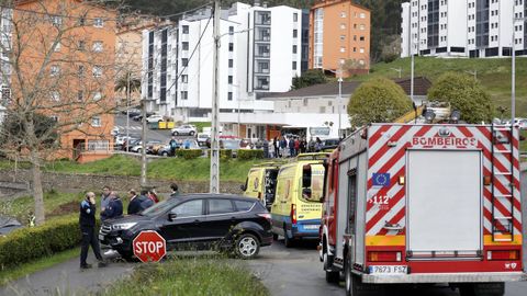Ambulancias en el lugar del accidente, muy cerca del piso al que iban los j�venes que murieron en Xove.