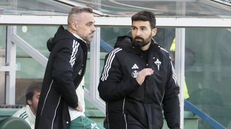 Romo intercambiando impresiones con El�as Mart� en A Malata.