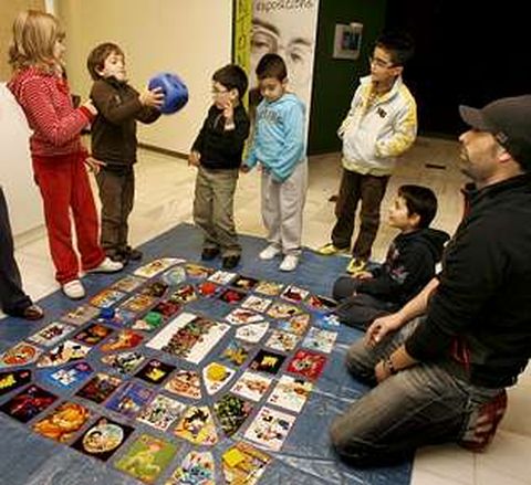 <span lang= es-es >Juegos en Vimianzo</span>. Los ni�os disfrutaron ayer en la Casa da Cultura de una tarde de juegos de mesa a lo grande.