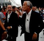 Pachi V�zquez lanza un beso al aire en presencia de Rubalcaba, ayer en A Coru�a.