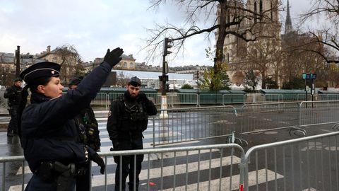 Agentes de Polica en el entorno protegido con vallas en el entorno de Notre-Dame