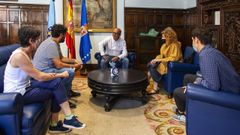 El presidente de la Diputaci�n provincial se reuni� este mi�rcoles con parte del equipo de direcci�n y producci�n de la pel�cula  Cu�ados 