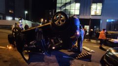 Coche volcado en la calle Vilagarc�a de Coia, en Vigo