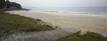 <span lang= es-es >Langosteira</span>. Impecable. Fue limpiada por personal del Concello de Fisterra. Las playas de esta localidad est�n, por lo general, aptas para uso y disfrute en el pr�ximo puente. 