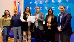 El consejo consultivo del PP de Pontevedra entrego a su candidato, Rafa Dom�nguez, el documento de propuestas electorales