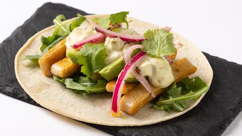 Taco de falso polo, en el Caf Bar El Muelle, en la ra da Senra, 6. Tortilla de maiz, heura, rcula, aguacate, maionesa vegana con lima e pementos previamente fritos e triturados. Decrase con cilantro e cebola encurtida