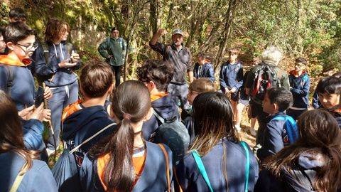 Un momento de la jornada en la que los alumnos pudieron conocer las distintas especies de flora y fauna de la fraga
