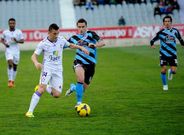 Fernando Seoane, persiguiendo a un jugador del Ja�n, con Pablo S�nchez a sus espaldas.