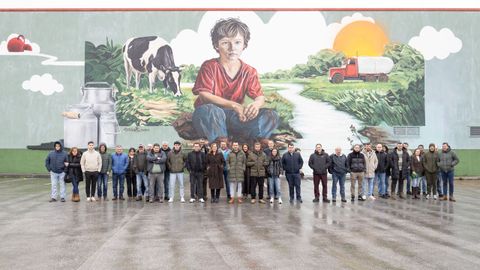 Los asistentes participaron en la inauguracin del mural Espritu de superacin, que simboliza la unin entre la empresa y los ganaderos
