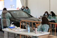 Un momento de la recogida de muestras en la carpa instalada este fin de semana en A Pinguela para un cribado en el que participaron m�s de 2.000 vecinos de Monforte