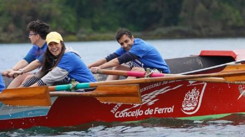 En trainera con el Club de Remo de A Cabana. José Manuel Rey ?a la derecha? y varios integrantes de su lista se subieron ayer a bordo de una embarcación en la que realizaron un trayecto de ida y vuelta hasta A Malata. Los populares accedieron así al ofrecimiento de esta actividad realizada por el club ferrolano.