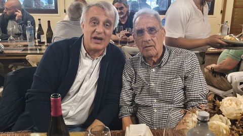 El padre de Juan Antonio, a la derecha, con el tcnico de Cultura