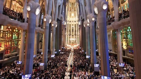 Imagen del interior de la bas�lica a la llegada del papa.