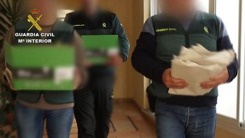 Agentes de la Guardia Civil con documentaci�n de la operaci�n Empadronamiento