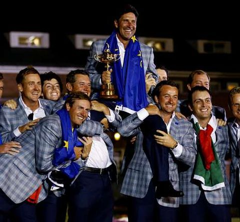 Los jugadores europeos auparon al final al capit�n, el espa�ol Chema Olaz�bal.