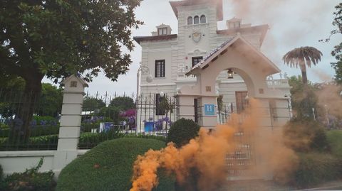 La protesta incluy&oacute; el lanzamiento de alg&uacute;n bote de humo frente al Pazo Libunca, donde se celebra la convenci&oacute;n de directivos de Navantia.